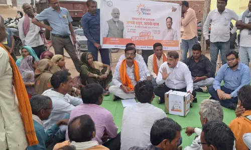 जमीन में बैठकर कलेक्टर ने सुनी समस्या, अफसरों को त्वरित निराकरण के दिए निर्देश जमीन में बैठकर कलेक्टर ने सुनी समस्या, अफसरों को त्वरित निराकरण के दिए निर्देश