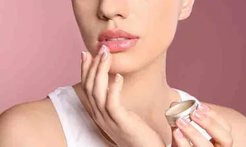 Chapped Lips: गर्मियों में भी फट रहे हैं आपके होंठ, तो इन उपायों से पाएं राहत Chapped Lips: गर्मियों में भी फट रहे हैं आपके होंठ, तो इन उपायों से पाएं राहत