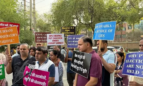 स्कूल फीस बढ़ोतरी के खिलाफ अभिभावकों का विरोध प्रदर्शन जारी स्कूल फीस बढ़ोतरी के खिलाफ अभिभावकों का विरोध प्रदर्शन जारी