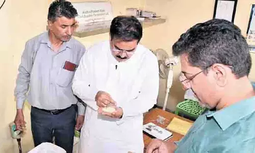 नागरिक आपूर्ति मंत्री ने वजन और गुणवत्ता के मुद्दे पर AP भवन चावल आउटलेट बंद कराया