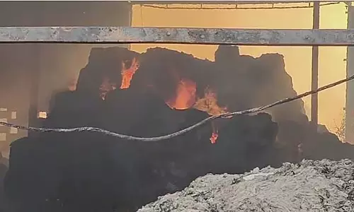 Tamil Nadu: सुलूर में बेकार कपास के गोदाम में आग लगने से 70 लाख रुपये का नुकसान Tamil Nadu: सुलूर में बेकार कपास के गोदाम में आग लगने से 70 लाख रुपये का नुकसान