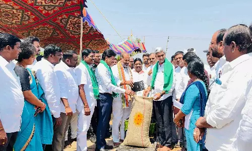नए खरीद केंद्रों से किसानों को उचित मूल्य मिलेगा: Chief Whip नए खरीद केंद्रों से किसानों को उचित मूल्य मिलेगा: Chief Whip