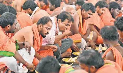 चुनावी मौसम में KTR की हनुमान पूजा से राजनीतिक विवाद चुनावी मौसम में KTR की हनुमान पूजा से राजनीतिक विवाद