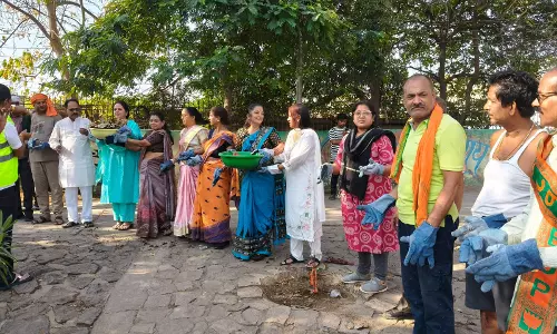 चंगोराभाठा में मेयर मीनल चौबे ने श्रमदान की