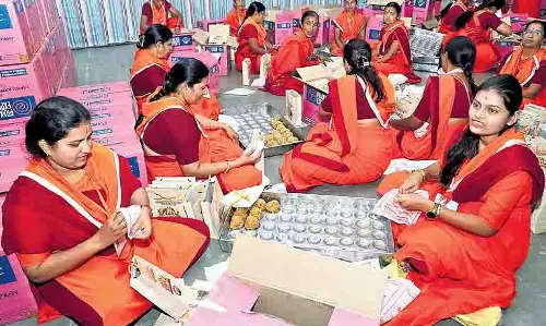 Vontimitta में श्री सीता राम कल्याणम में भक्तों के लिए 70,000 तिरुमाला लड्डू पैक किए