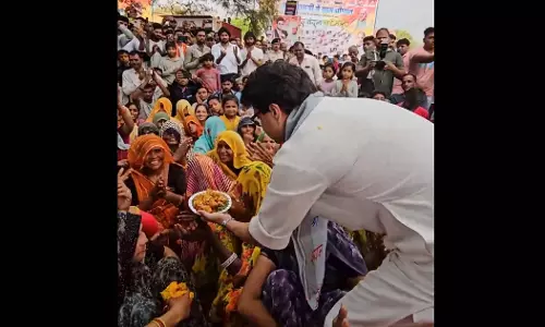 केंद्रीय मंत्री ज्योतिरादित्य सिंधिया का अनोखा अंदाज, VIDEO