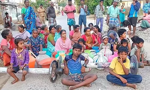 Tamil Nadu: लोग अचानक खाली बर्तन लेकर सड़क जाम कर पीने के पानी की मांग करने लगे Tamil Nadu: लोग अचानक खाली बर्तन लेकर सड़क जाम कर पीने के पानी की मांग करने लगे