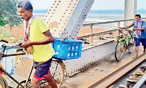 Odisha: गांवों के लोग और छात्र पैदल और साइकिल से रेलवे पुल को पार करते
