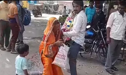 Shamshabad: नगर पंचायत की लापरवाही से बड़ा हादसा, खुले होल में गिरकर मां-बेटा घायल