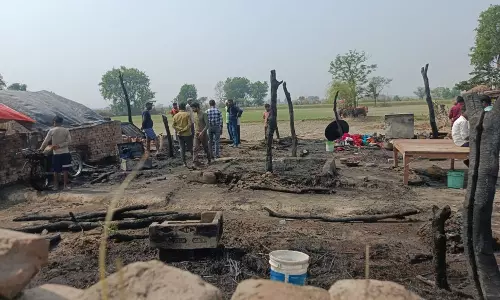 Kampil: संदिग्ध परिस्थितियों में लगी आग, पड़ोस के दो घर भी चपेट में