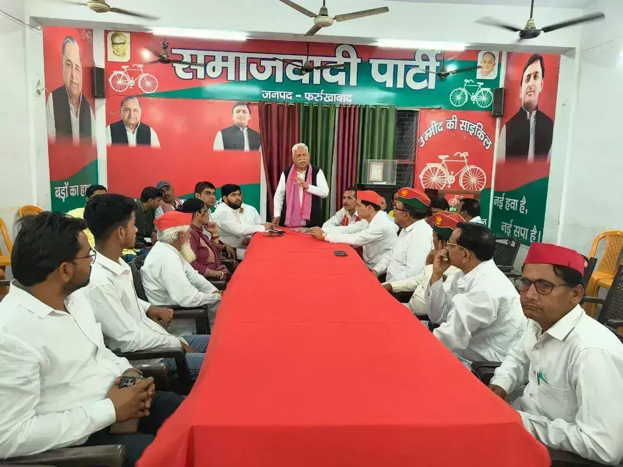 Farrukhabad: सपा लोहिया वाहिनी की बैठक में आगामी कार्यक्रमों पर हुई चर्चा Farrukhabad: सपा लोहिया वाहिनी की बैठक में आगामी कार्यक्रमों पर हुई चर्चा