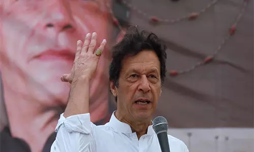 इमरान खान से मिलने की अनुमति को लेकर PTI नेताओं में टकराव