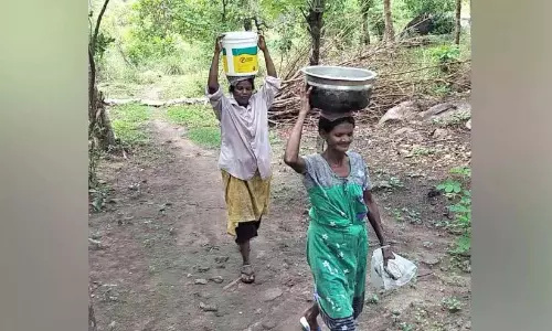 गर्मी और बरसात एक जैसे : अरलम फार्म के निवासी पीने के पानी की तलाश में