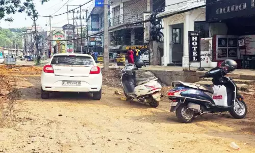 Kerala: वाहनों को पार्क करने के लिए जगह की कमी Kerala: वाहनों को पार्क करने के लिए जगह की कमी