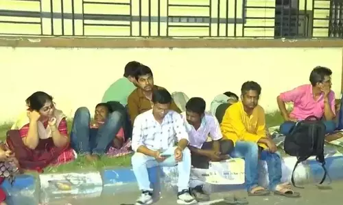 SSC घोटाला: नौकरी जाने और पुलिस कार्रवाई के विरोध में शिक्षकों ने क्रमिक भूख हड़ताल शुरू की SSC घोटाला: नौकरी जाने और पुलिस कार्रवाई के विरोध में शिक्षकों ने क्रमिक भूख हड़ताल शुरू की