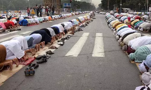 सड़क पर नमाज़ पढ़ने की व्यवहार्यता इस्लामी शरीयत की रोशनी में सड़क पर नमाज़ पढ़ने की व्यवहार्यता इस्लामी शरीयत की रोशनी में