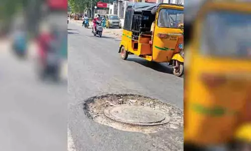 Chennai: डेमलोस रोड पर क्षतिग्रस्त मैनहोल से वाहन चालकों को खतरा Chennai: डेमलोस रोड पर क्षतिग्रस्त मैनहोल से वाहन चालकों को खतरा