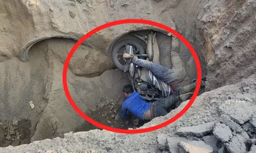 सड़क निर्माण के लिए खोदे गए गड्ढे में दो युवकों के शव मिले, हादसा या हत्या- जांच कर रही पुलिस