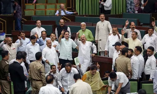 Jammu: वक्फ संशोधन अधिनियम पर हंगामे के बीच विधानसभा अनिश्चितकाल के लिए स्थगित