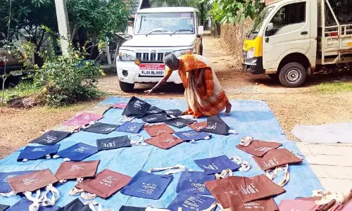 Kerala : जिला कुडुम्बश्री मिशन ने कपड़े के थैलों के साथ वृत्ति को स्वच्छता प्रदान की