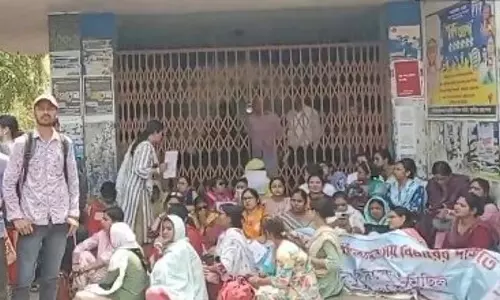 West Bengal: बर्खास्त शिक्षकों की भूख हड़ताल जारी! West Bengal: बर्खास्त शिक्षकों की भूख हड़ताल जारी!