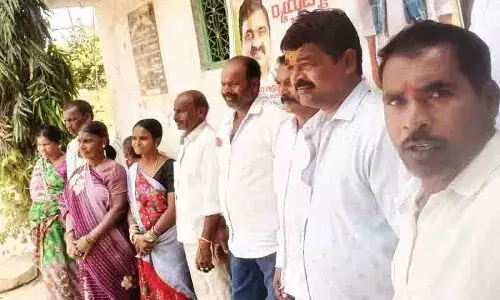 Narsapur में राशन की दुकानों पर कांग्रेस नेताओं द्वारा पार्टी के बैनर लगाने पर विवाद Narsapur में राशन की दुकानों पर कांग्रेस नेताओं द्वारा पार्टी के बैनर लगाने पर विवाद