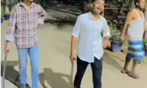 तलवार लिए थाने में बनाया रील्स, युवकों की हरकत से पुलिसकर्मियों में मचा हड़कंप