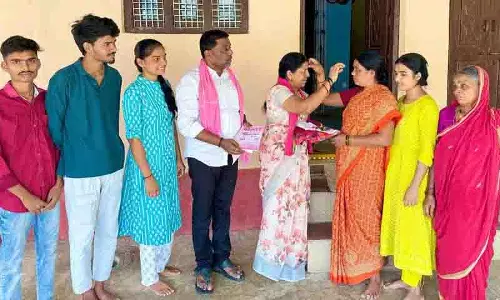 Mukhra (K) सरपंच ने बीआरएस स्थापना दिवस के लिए निमंत्रण कार्ड वितरित किए