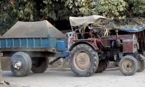 Bazpur: खनन माफिया ने की जंगलात टीम पर धावा, जब्त ट्रॉली छुड़ाई Bazpur: खनन माफिया ने की जंगलात टीम पर धावा, जब्त ट्रॉली छुड़ाई