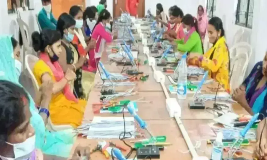 Gadarpur: यूट्यूब बना राह दिखाने वाला, महिलाओं ने सीखा एलईडी बनाना Gadarpur: यूट्यूब बना राह दिखाने वाला, महिलाओं ने सीखा एलईडी बनाना