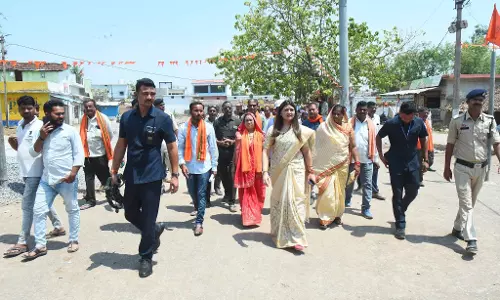 मुख्यमंत्री तीर्थ दर्शन योजना : मंत्री लक्ष्मी राजवाड़े ने हरी झंडी दिखाकर विशेष ट्रेन को किया रवाना