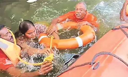 Andhra: कर्मचारियों ने ड्रोन की मदद से नदी में कूदी महिला को बचाया Andhra: कर्मचारियों ने ड्रोन की मदद से नदी में कूदी महिला को बचाया