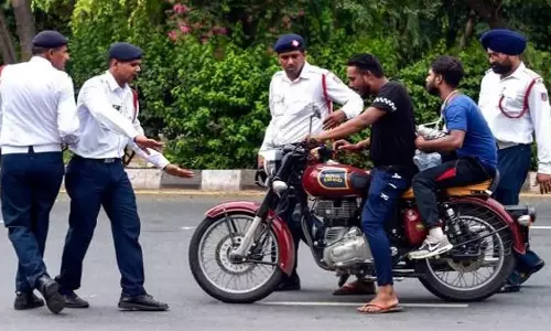 Gurugram में हेलमेट न लगाने पर तीन महीने में 1.7 लाख से ज्यादा चालान काटे गए