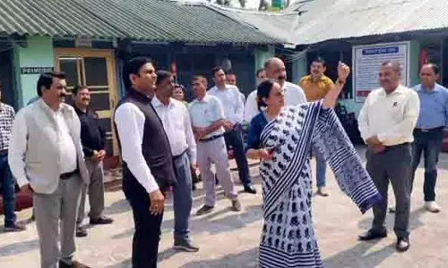 Kangra में शिक्षा को बढ़ावा देने के लिए सरकारी अधिकारियों ने स्कूलों को गोद लिया