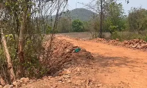ध्वस्त किए गए Sanguem टाउन हॉल के मलबे का इस्तेमाल धान के खेत में अवैध रूप से भूमि-भरण के लिए किया ध्वस्त किए गए Sanguem टाउन हॉल के मलबे का इस्तेमाल धान के खेत में अवैध रूप से भूमि-भरण के लिए किया