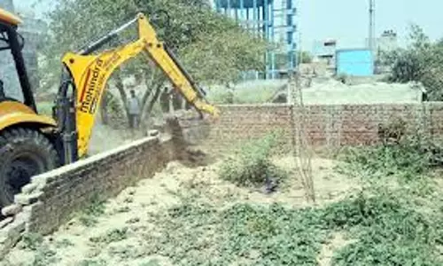 Ghaziabad: विजयनगर में सरकारी जमीन पर अवैध निर्माण, महापौर ने बुलडोजर चलवाया