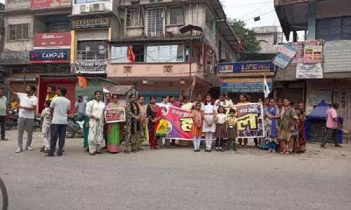 Alipurduar के बीरपाड़ा निवासियों ने वायु प्रदूषण के खिलाफ 24 घंटे की आम हड़ताल की Alipurduar के बीरपाड़ा निवासियों ने वायु प्रदूषण के खिलाफ 24 घंटे की आम हड़ताल की