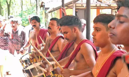 Kerala मुस्लिम ऑटो चालक ने मलप्पुरम मंदिर में किया तालवाद्य प्रदर्शन