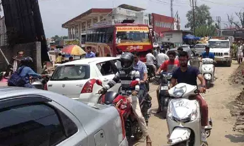 Palampur की संकरी सड़कें पैदल चलने वालों के लिए मौत का जाल बन गईं
