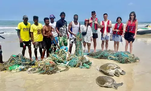 मछुआरे पेले ने Goa के बेनौलिम समुद्र तट से दो कछुओं को बचाया