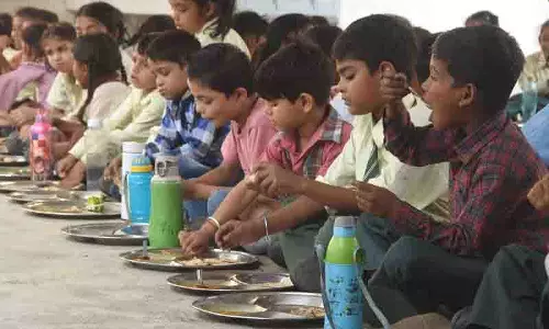 DHO ने स्कूलों में मिड-डे मील का निरीक्षण किया