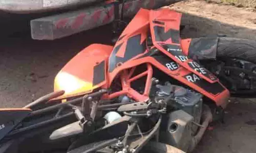 KTM बाइक ट्रेलर से टकराने से युवक की मौत