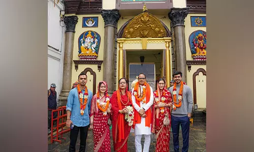 केंद्रीय मंत्री शिवराज सिंह चौहान और उनके परिवार ने काठमांडू में पशुपतिनाथ मंदिर में पूजा-अर्चना की