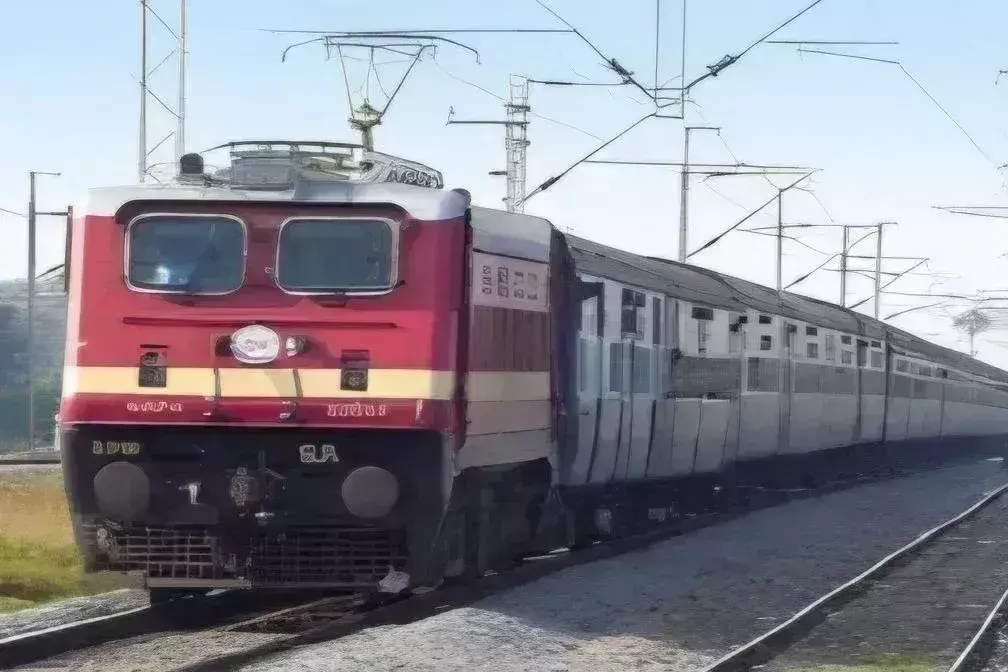 Chakradharpur में मेगा ब्लॉक के कारण कई ट्रेनें रहेंगी रद्द
