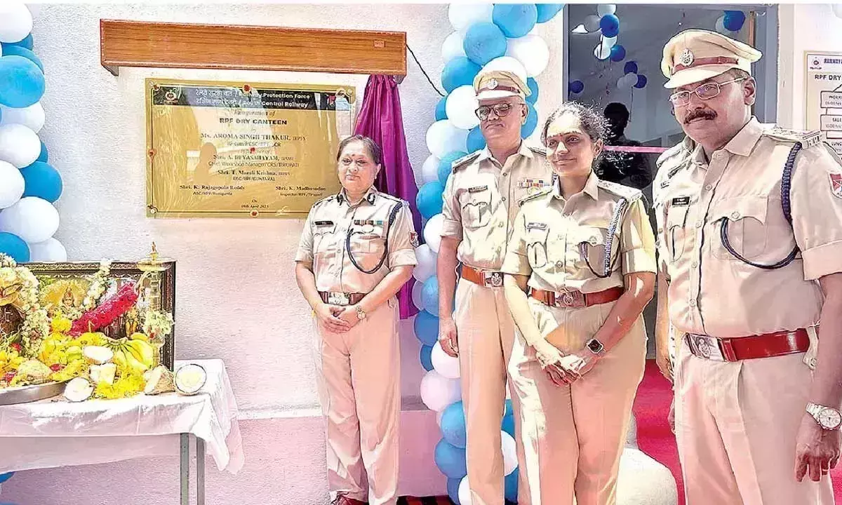 Tirupati बैरक में नई आरपीएफ ड्राई कैंटीन का उद्घाटन Tirupati बैरक में नई आरपीएफ ड्राई कैंटीन का उद्घाटन