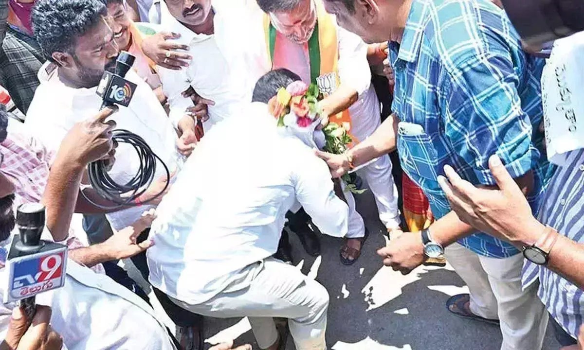 YSRCP नेताओं ने भानु प्रकाश के पैर छुए