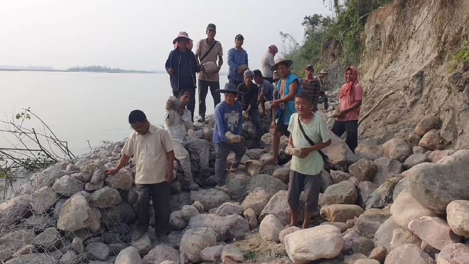 Arunachal : बोरगुली के किसानों ने सियांग कटाव से निपटने के लिए Arunachal : बोरगुली के किसानों ने सियांग कटाव से निपटने के लिए