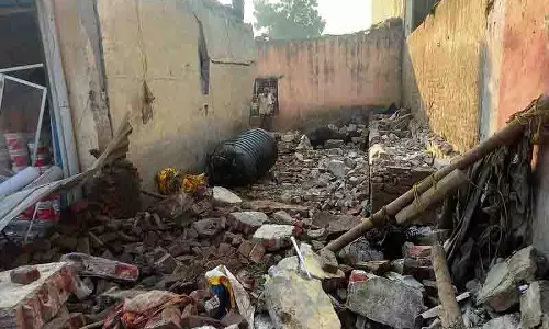 Chandigarh: सिलेंडर विस्फोट के बाद मकान की छत ढह गई Chandigarh: सिलेंडर विस्फोट के बाद मकान की छत ढह गई