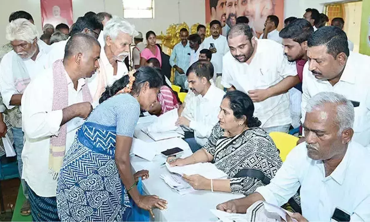 Andhra: पेनुकोंडा में विशेष शिकायत दिवस पर याचिकाओं की बाढ़