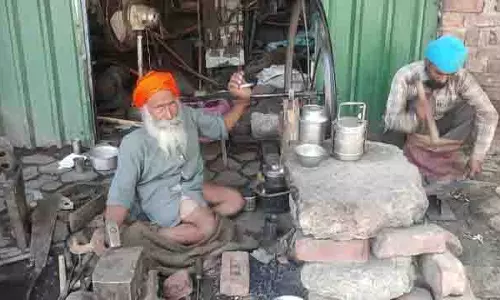 Tarn Taran: फसल कटाई के लिए औजारों की मरम्मत करने वाला व्यक्ति